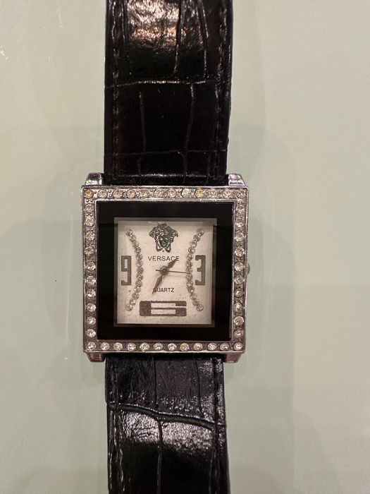 Часовник с камъни