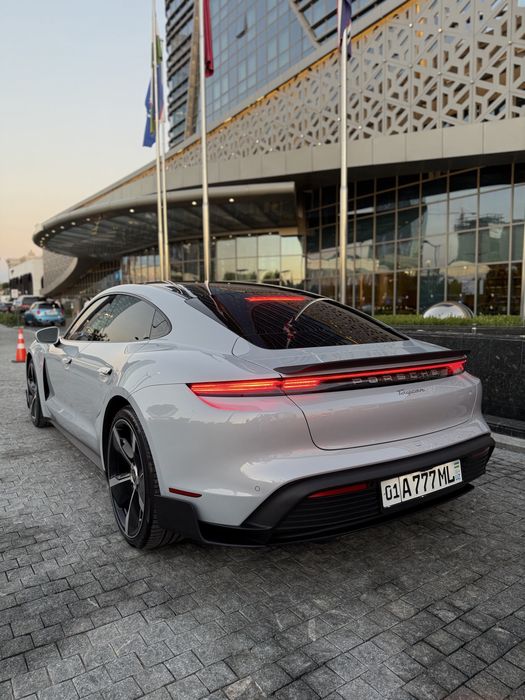 Porsche Taycan.