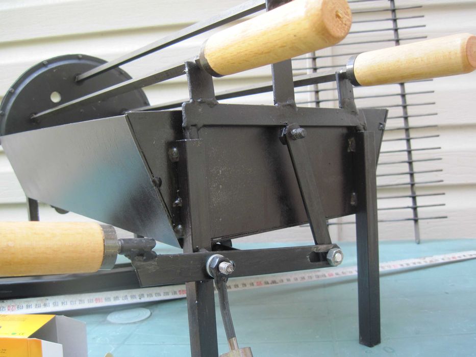 Барбекю на дървени въглища с въртящи се шишове и скара.