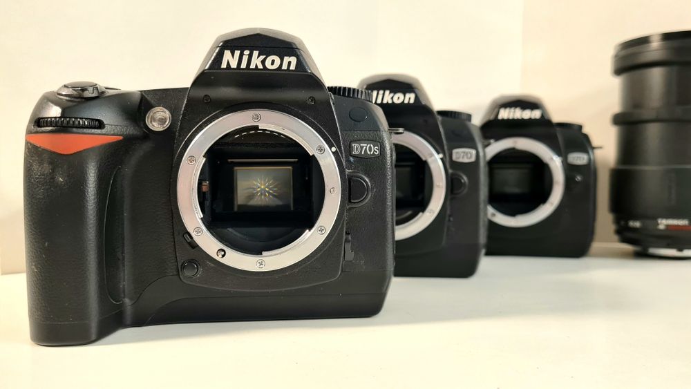 Vând kit Nikon D70 + obiectiv zoom