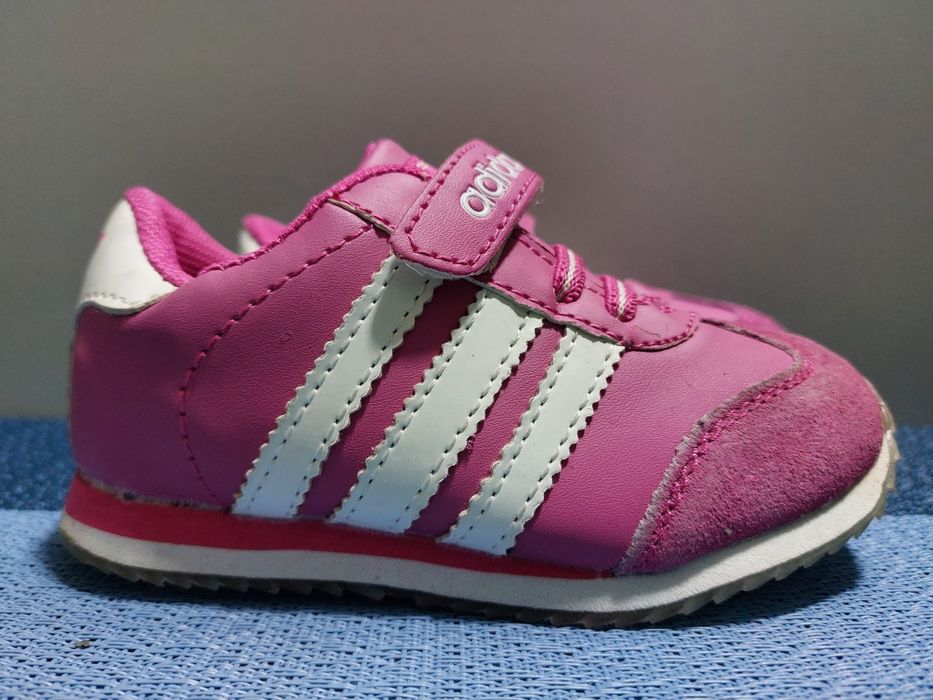 Продаю кроссовки для девочек .