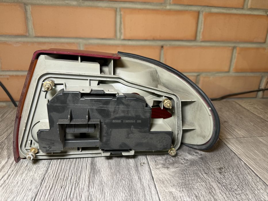 Задний фонарь Форд Мондео 1