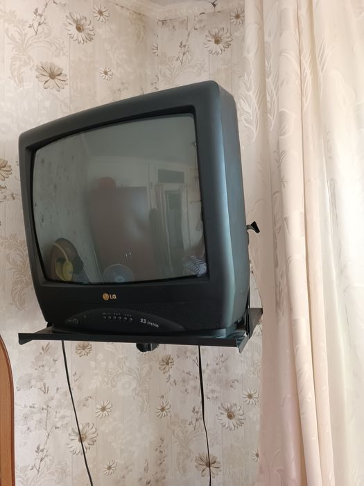 Телевизор LC с подвесной  полкой.