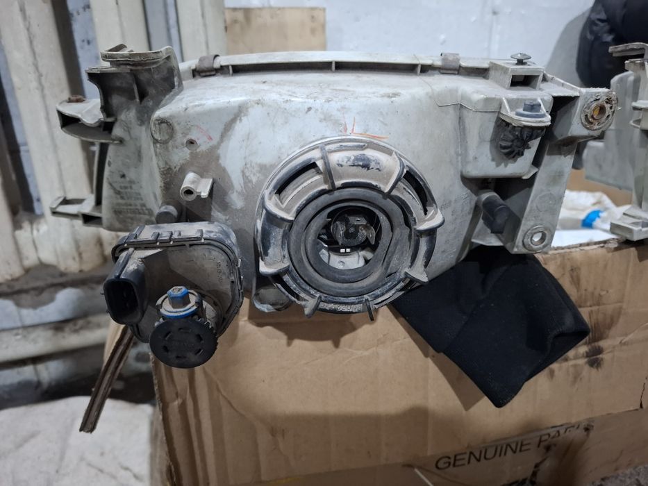 Передние фары Карина е