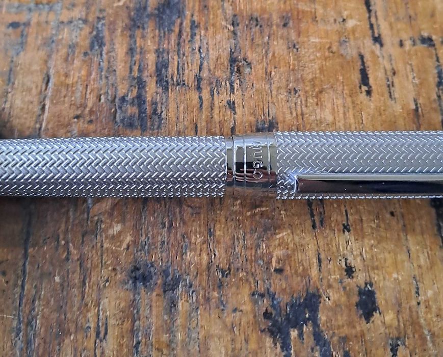 химикалка HUGO BOSS Elemental сребро метал с шарки тип рибена кост