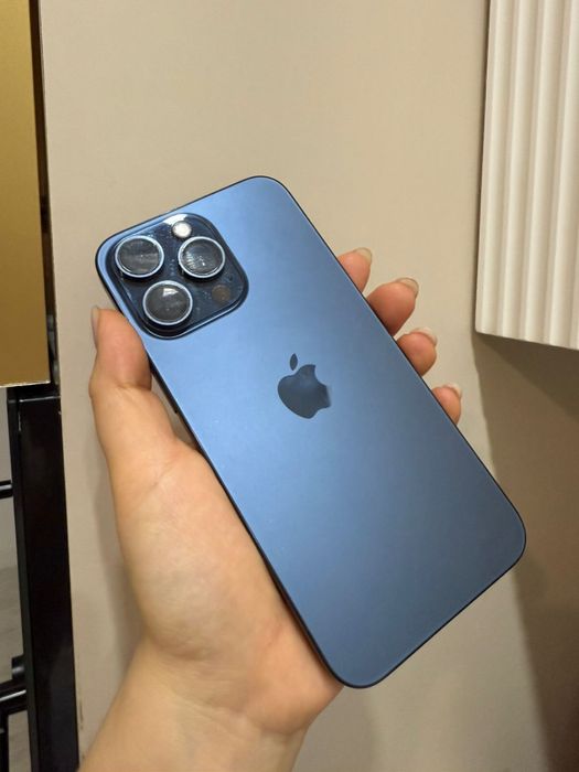 Продаю Айфон 15 про мах