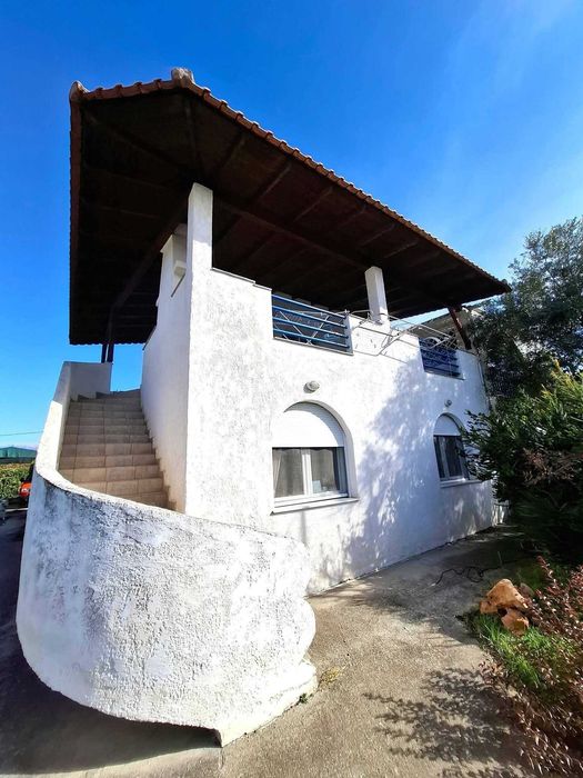 Продава двуетажна къща 92 м2 с двор 400 м2 в Паралия Каряни, Гърция