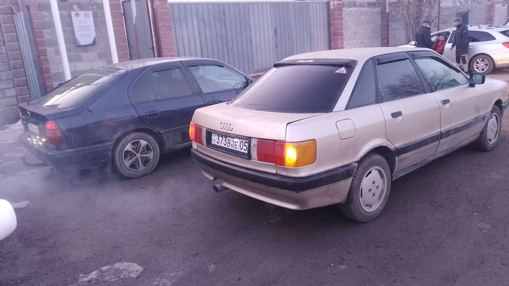 Машина Ауди 80 на полном ходу