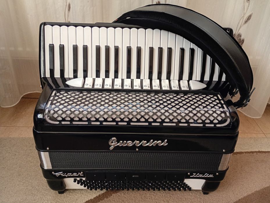 Vând acordeon GUERRINI