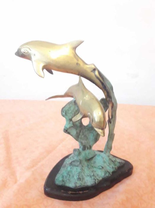Statuir delfin din bronz
