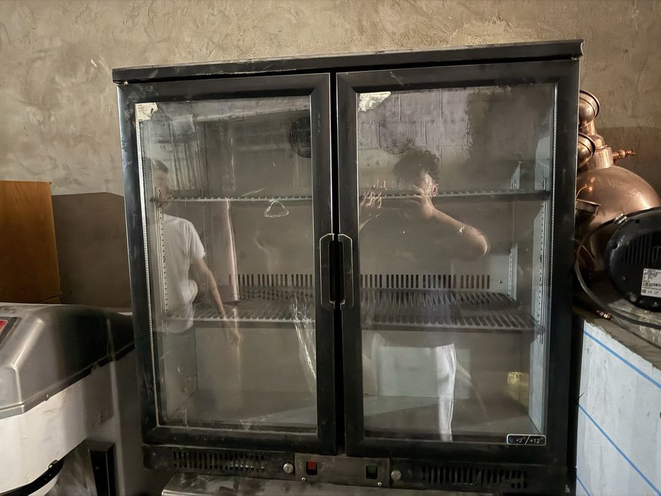 Продается витринный холодилник