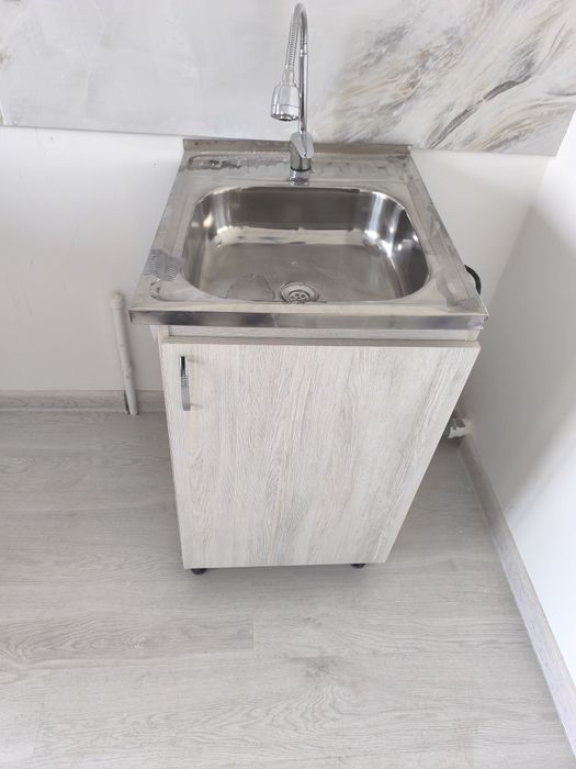Кухонная мойка с тумбой и краном (кран китайского производства)