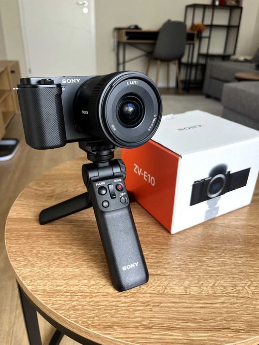 **ПРОДАВАМ ПЪЛЕН VLOG / CONTENT CREATOR КОМПЛЕКТ – SONY ZV-E10 + ОБЕКТИВ + ТРИПОД + АКСЕСОАРИ**
