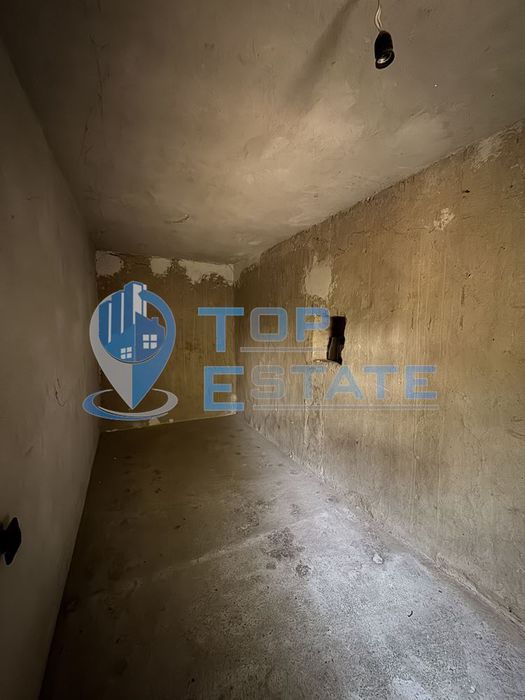 Тухлена къща с кладенец и голям двор в село Павел, област Велико Търн