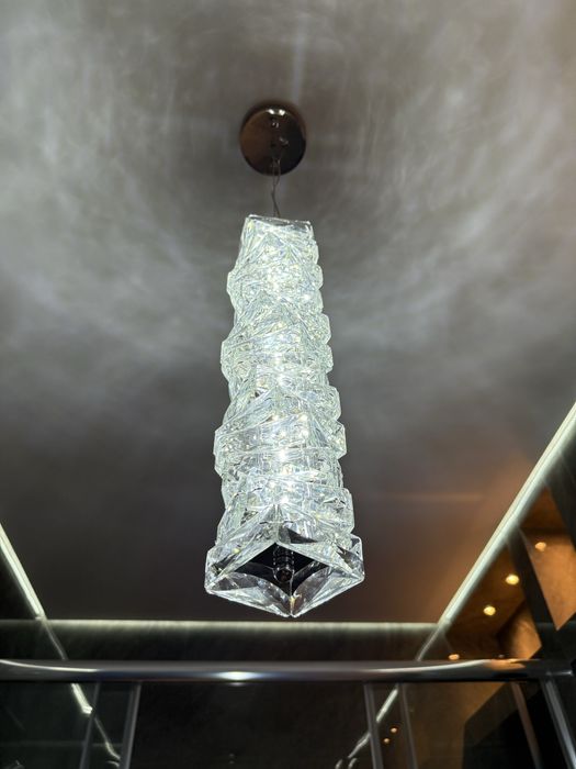 Продам новую люстру