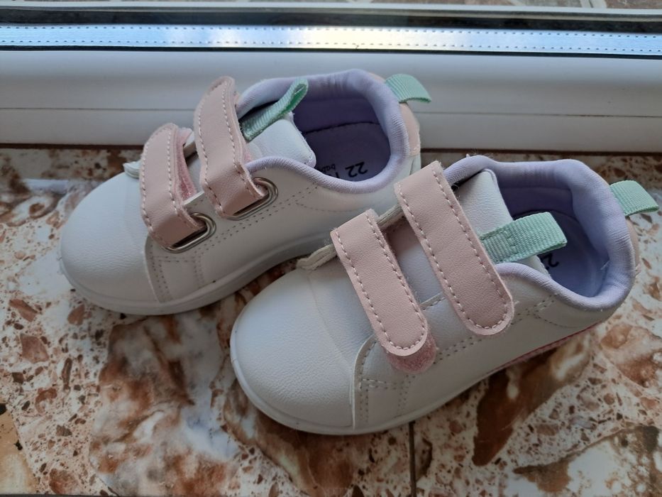 Adidași fetițe mărimea 22 ca noi + GRATIS  papucei de casă