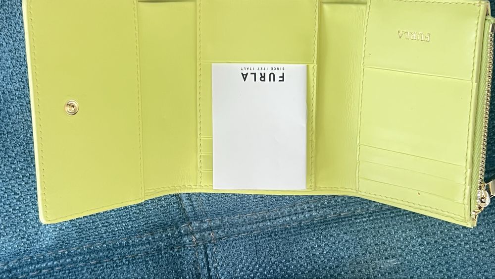 Furla Camelia в  няколко цвята и в два модела. Нови модели. С етикети care instuctions, подаръчен плик FURLA.Модел с цип и модел с капак.100% оригинал
