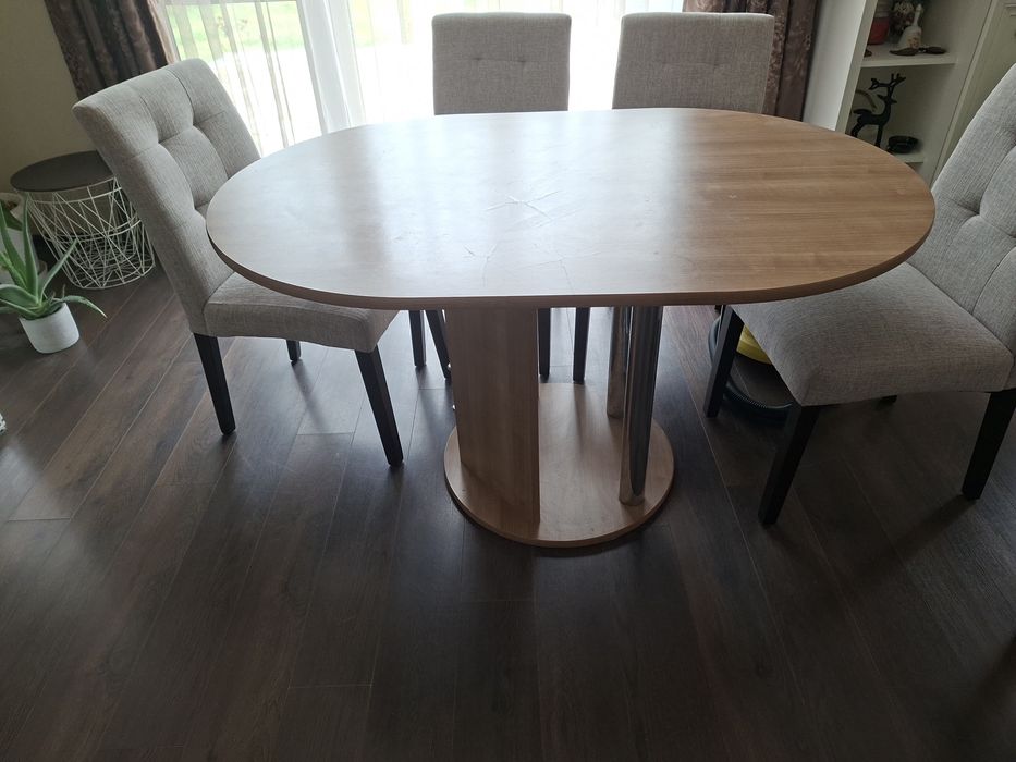 Продавам трапезна маса