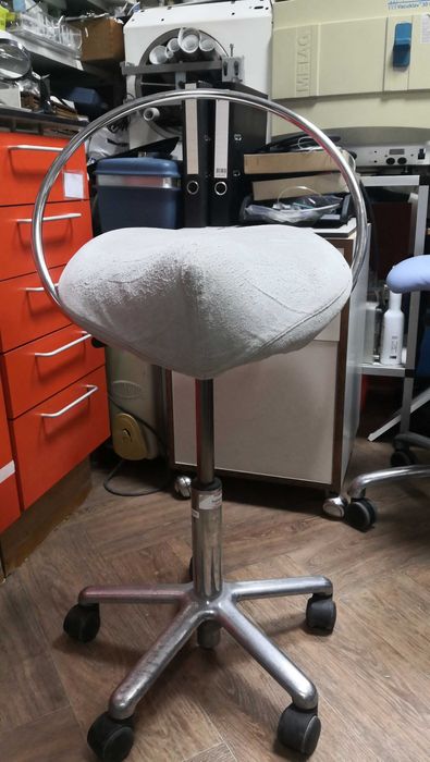 Помощтна метална маса