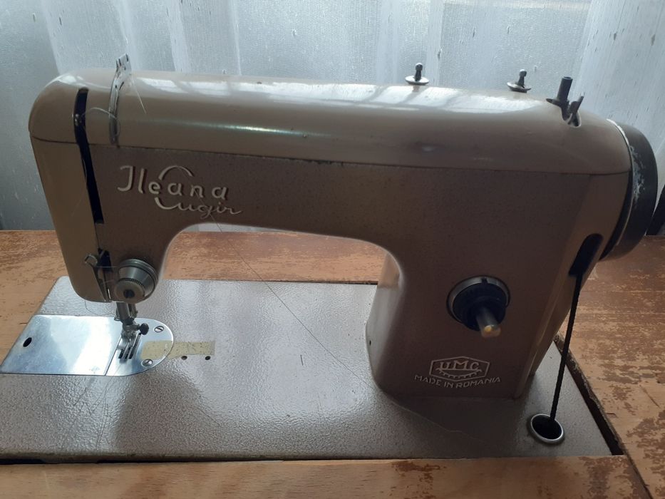 Vând  mașină de cusut
