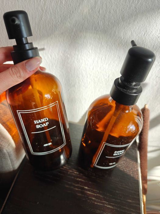 Чисто нов комплект диспенсъри за сапун и препарат за миене