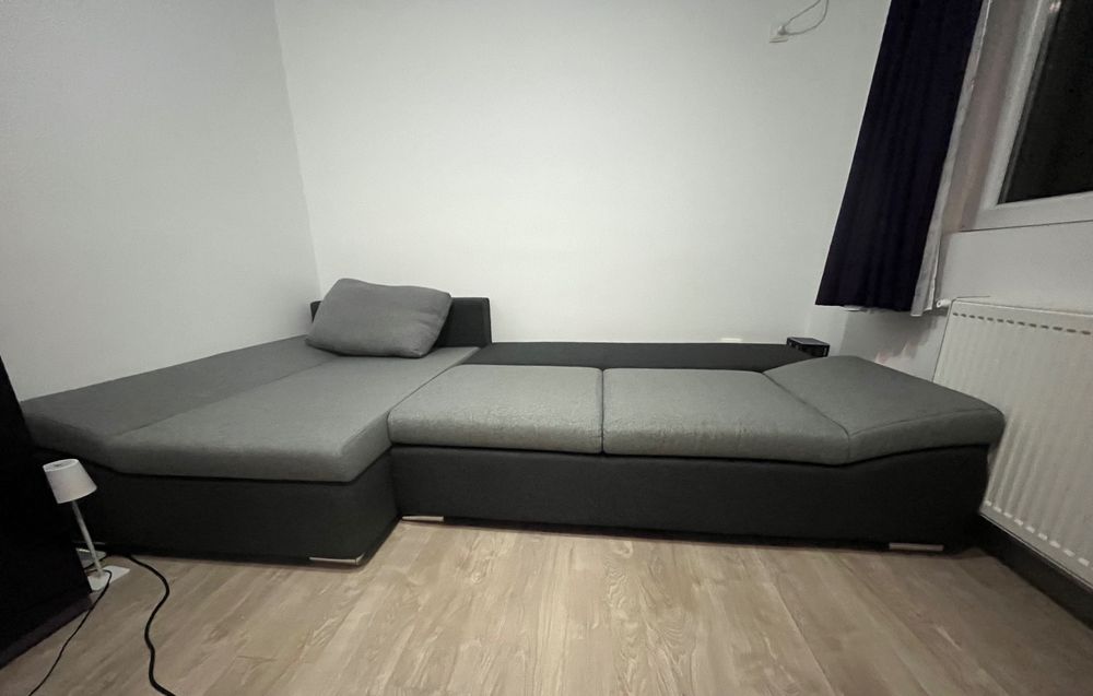 Vând colțar de stânga în stare foarte bună