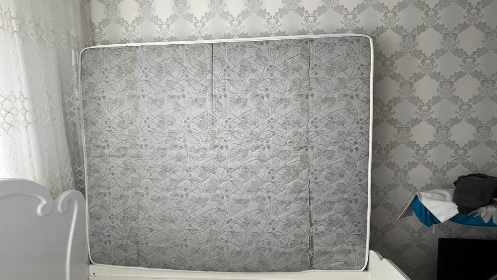 Продам двуспальную кровать с матрасом