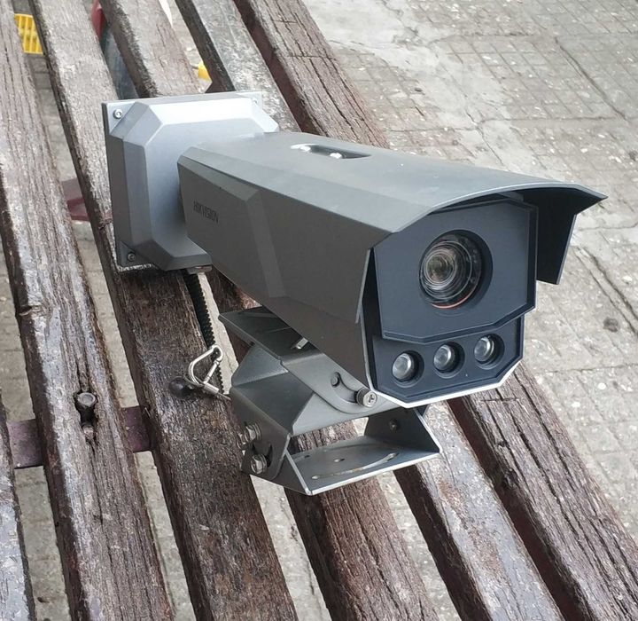 Hikvision камера за видеонаблюдение и засичане на номерата на МПС