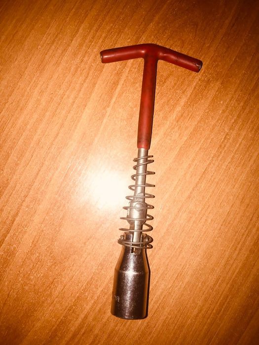 Свечной ключ автомобильный