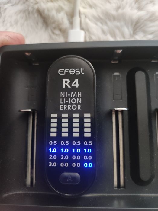 Incarcator acumulatori 1.2v si 3.7v  baterii 18650 AA AAA