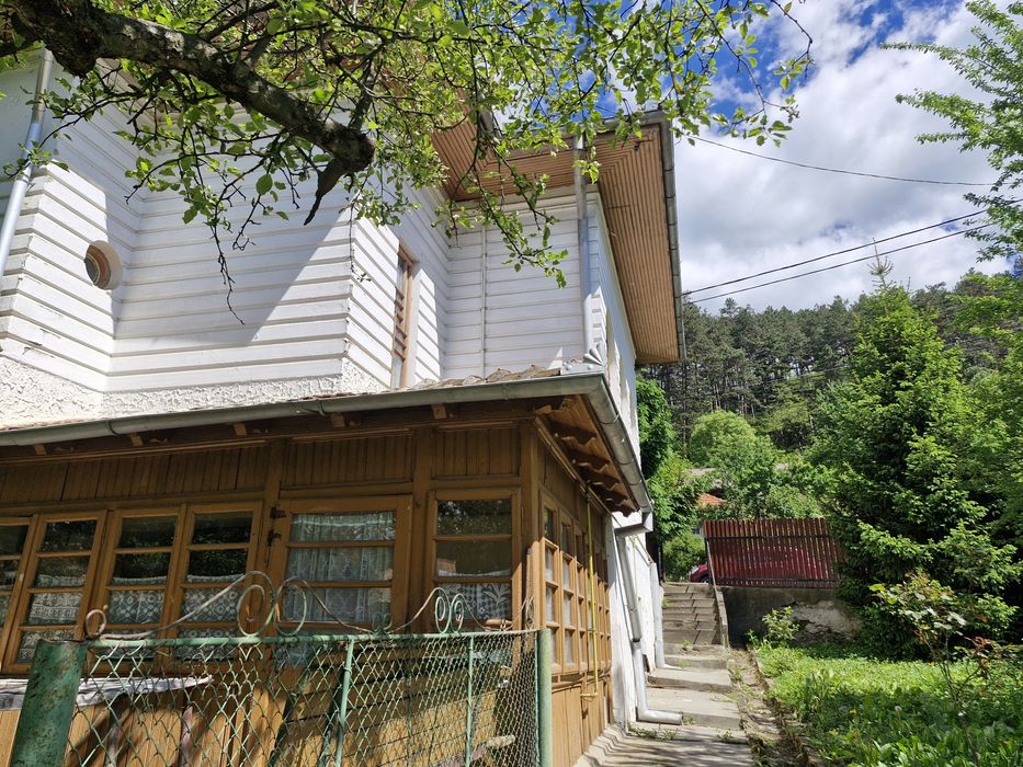Casa la preț de apartament, oraș liniștit, de munte.