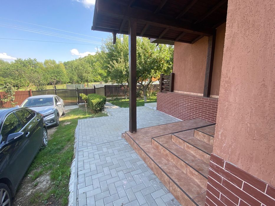 Proprietar ,vând casă /2 bucatarii /2 băi/ teren 3000 m2