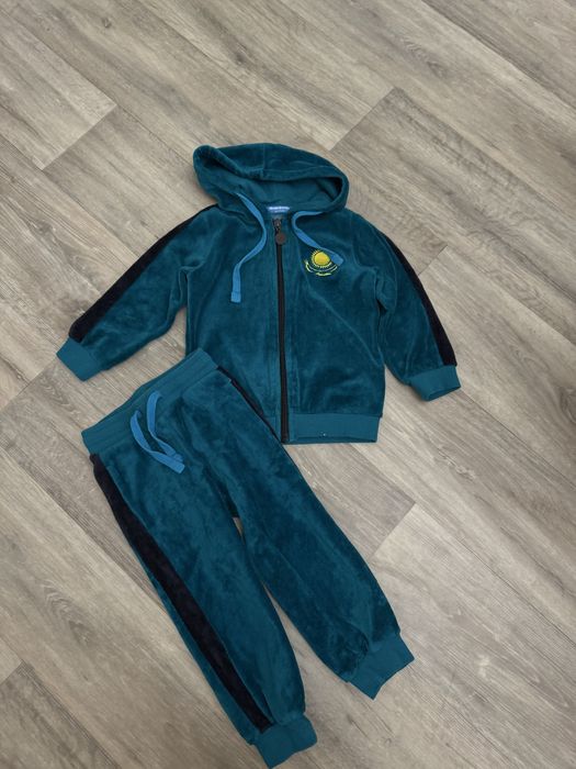 Продам костюмчик велюровый 18/24 мес