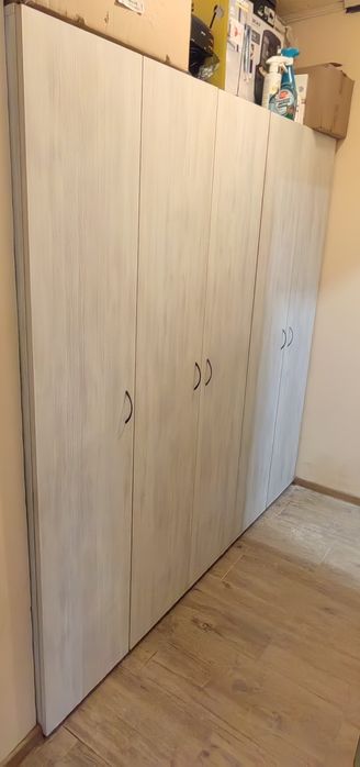 Продавам двукрилен гардероб – отлично състояние