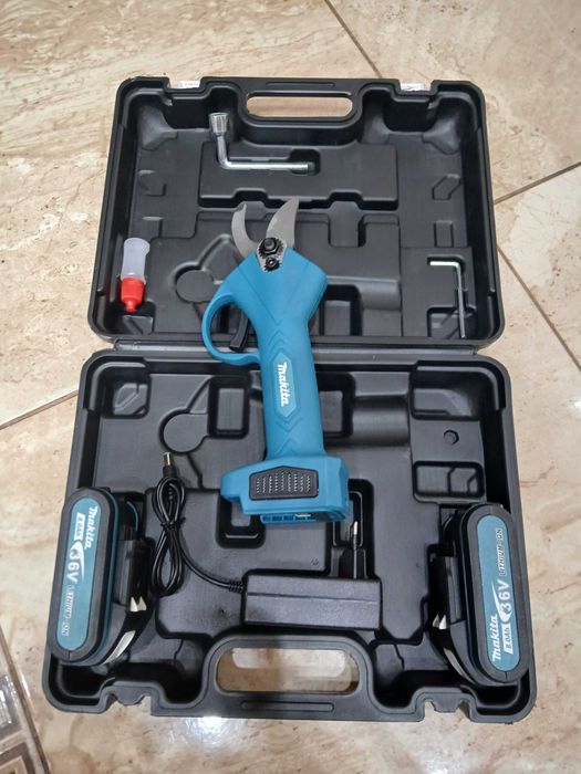 Чисто нва акомолаторна ножица