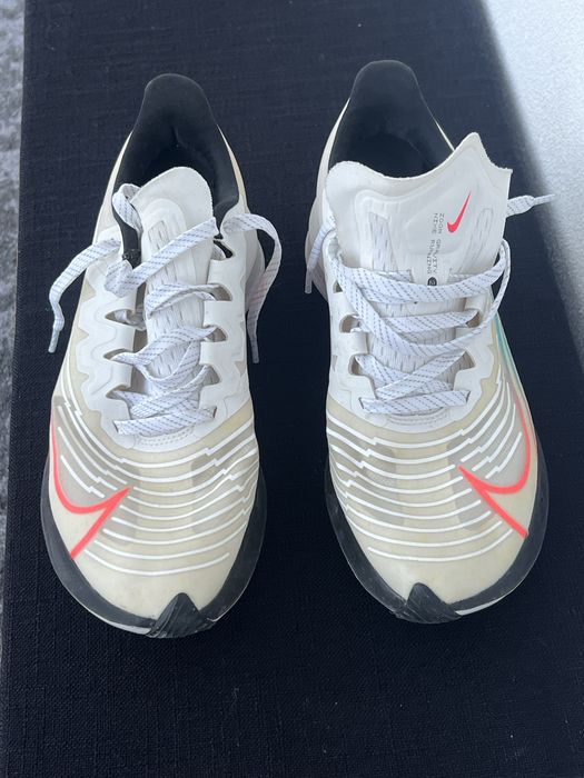 Adidasi Nike , purtati