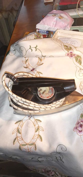 Продам советский утюг  4000 тенге.