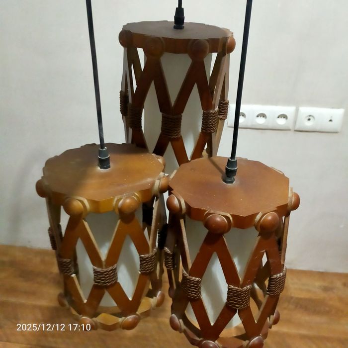 Продам люстру три лампы