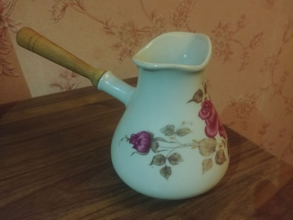 Турка фарфоровая с деревянной ручкой, новая. Объем 300 мл.