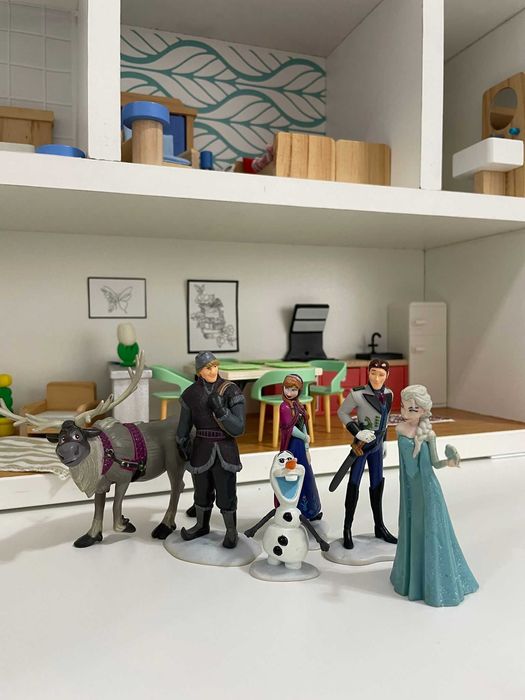 Casuta din lemn pentru papusi cu mobilier (LIDL) si figurine (FROZEN)