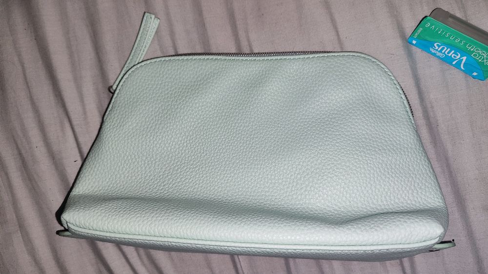 Козметични продукти и несесер