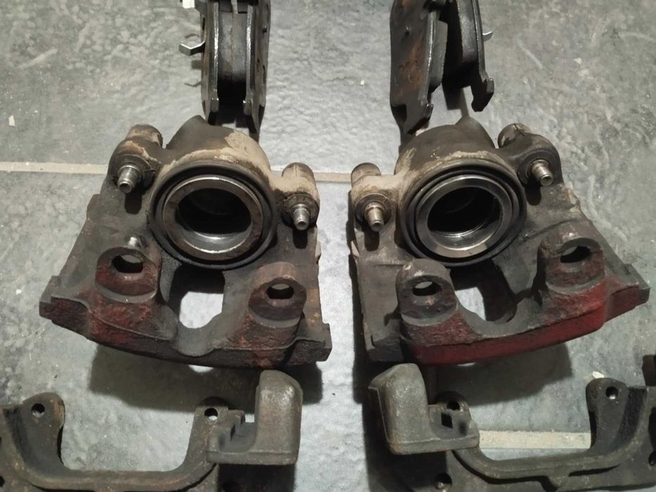 Спирачни апарати от Е46 328i с накладки Ferodo Racing DS3000 НОВИ!