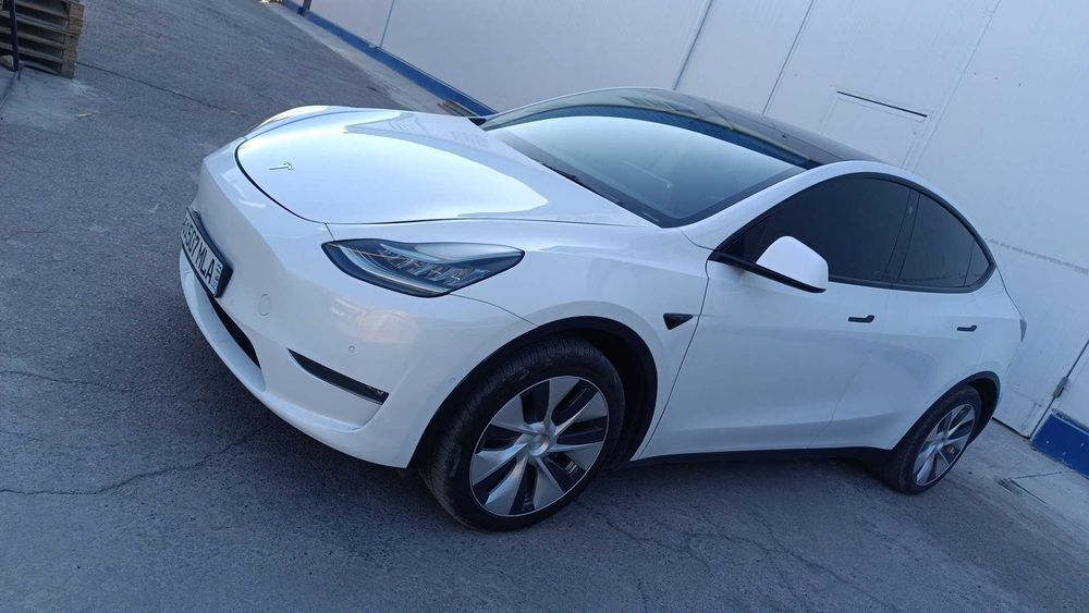 Tesla Model Y 2021 — отличное состояние