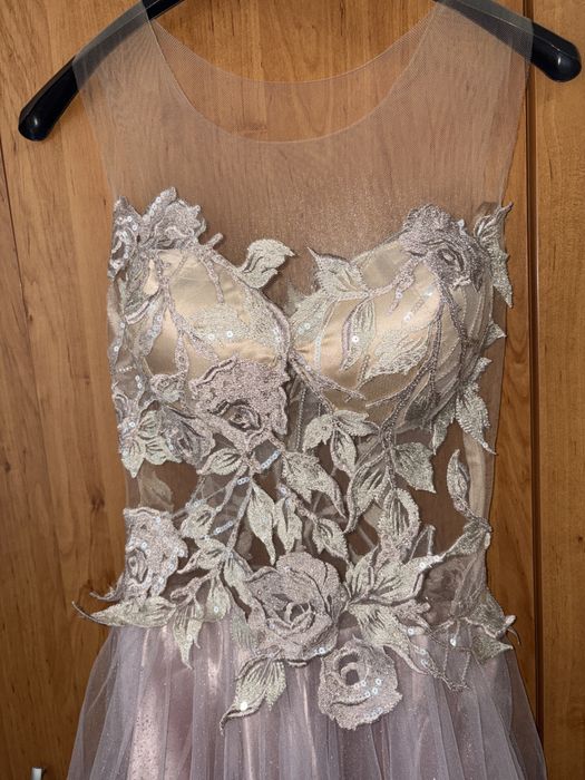 Бална рокля. Обличана един път. Без забележки.