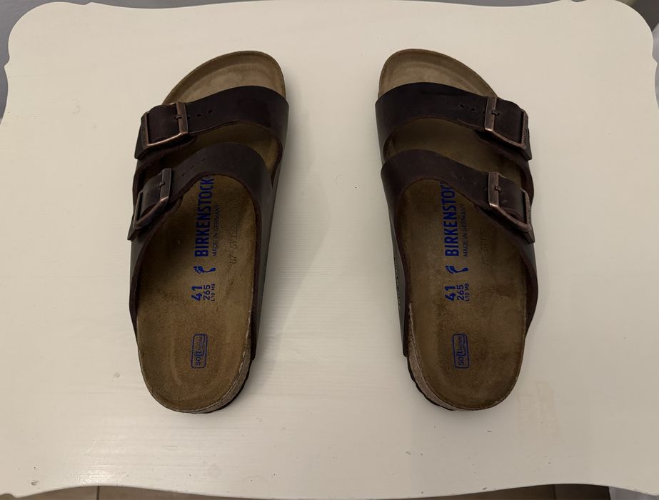 Sandale Birkenstock model Arizona, din piele nabuc maro închis
