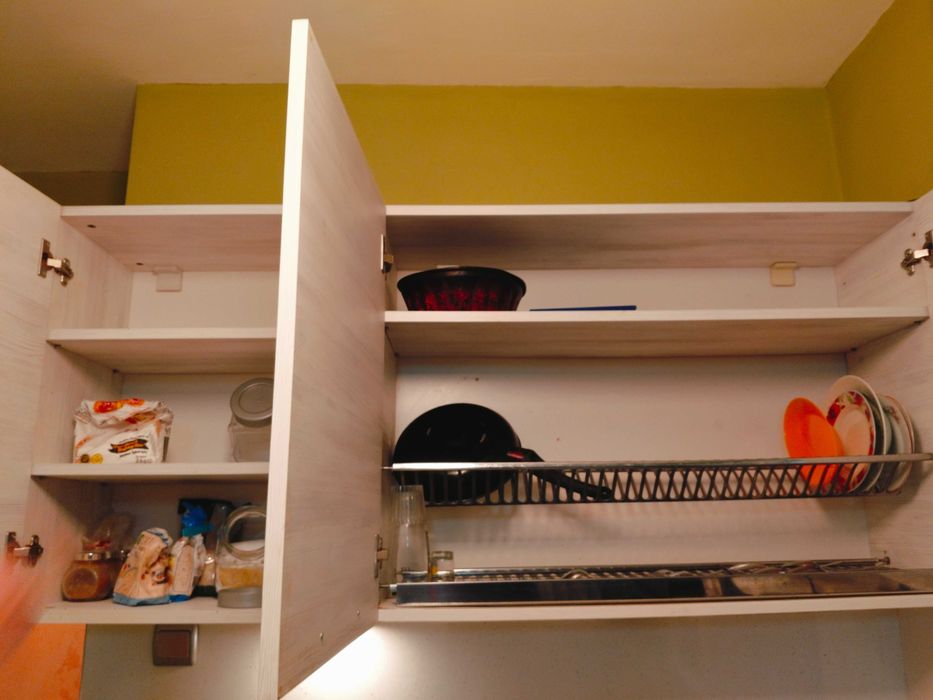 Кухня с шкафове и уреди