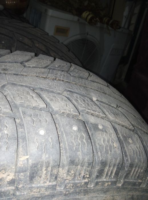 Продам шины зимние шипованные.