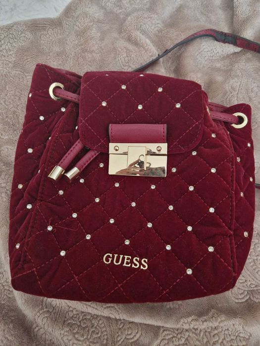 Оригинална раничка на Guess