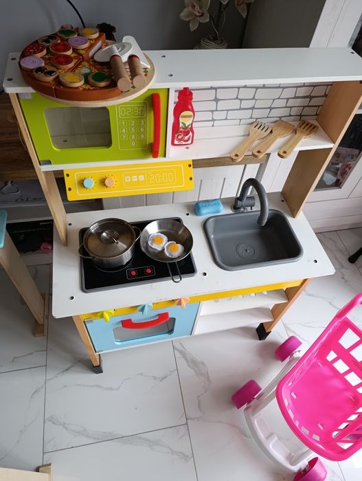 Дървена кухня и магазин + касов апарат, уреди з аготвене и продукти