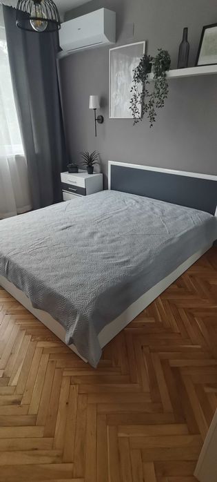 Тристаен апартамент под наем, напълно обзаведен, след основен ремонт. Нови мебели и електроуреди, телевизор, 2 климатика, отделни баня, WC, килер